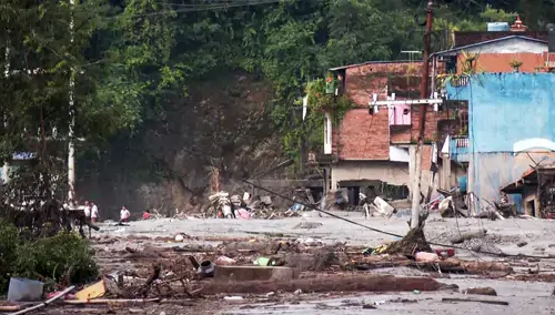 नेपाल में बुधवार 26/08/2026 को आई भीषण बाढ़ के बाद अब तक 332 शव बरामद किए जा चुके हैं। सबसे ज्यादा 121 शव चितवन जिले से बरामद हुए हैं।